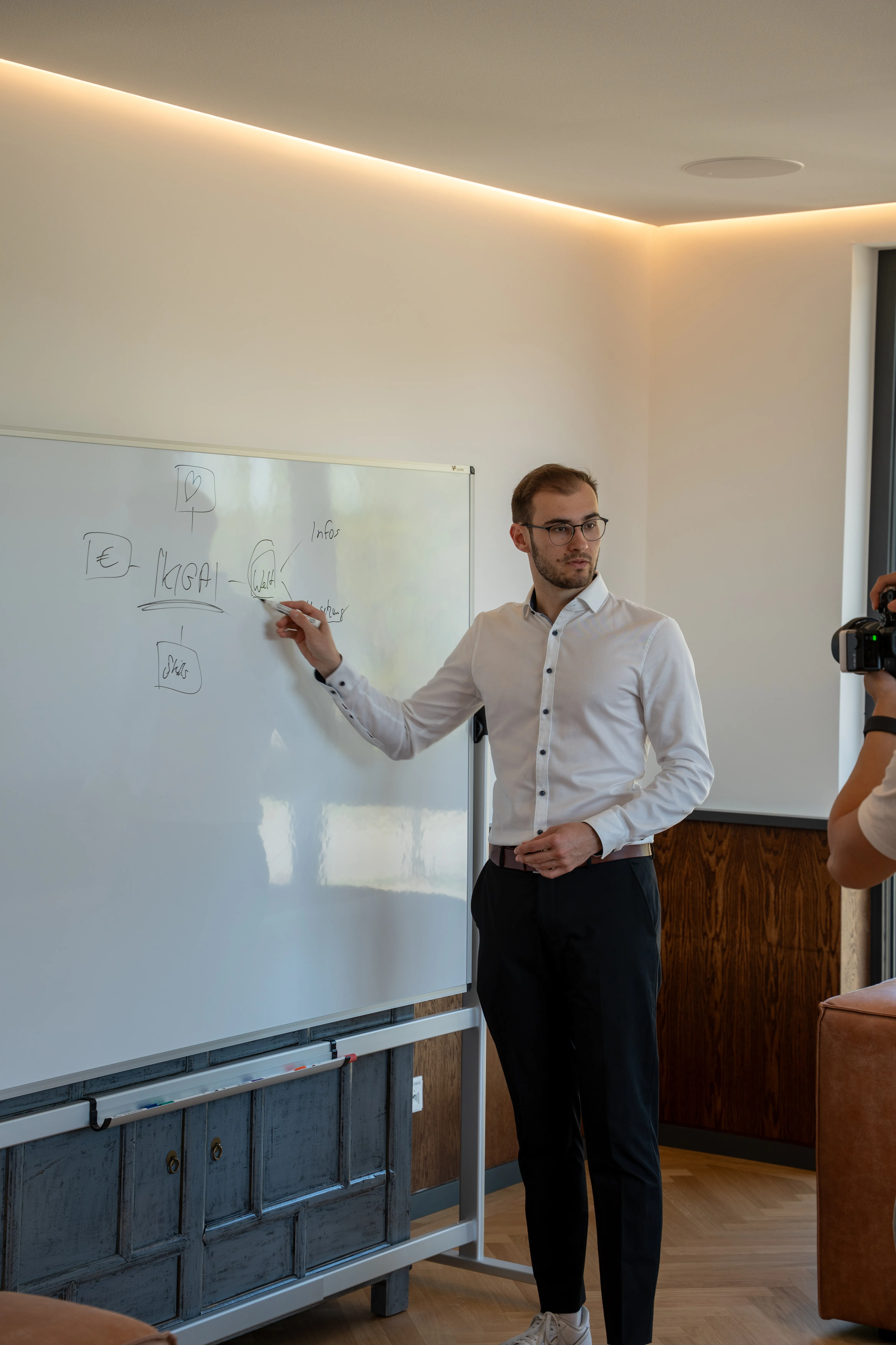 Lukas Sosnowski erklärt ein Finanzmodell am Whiteboard