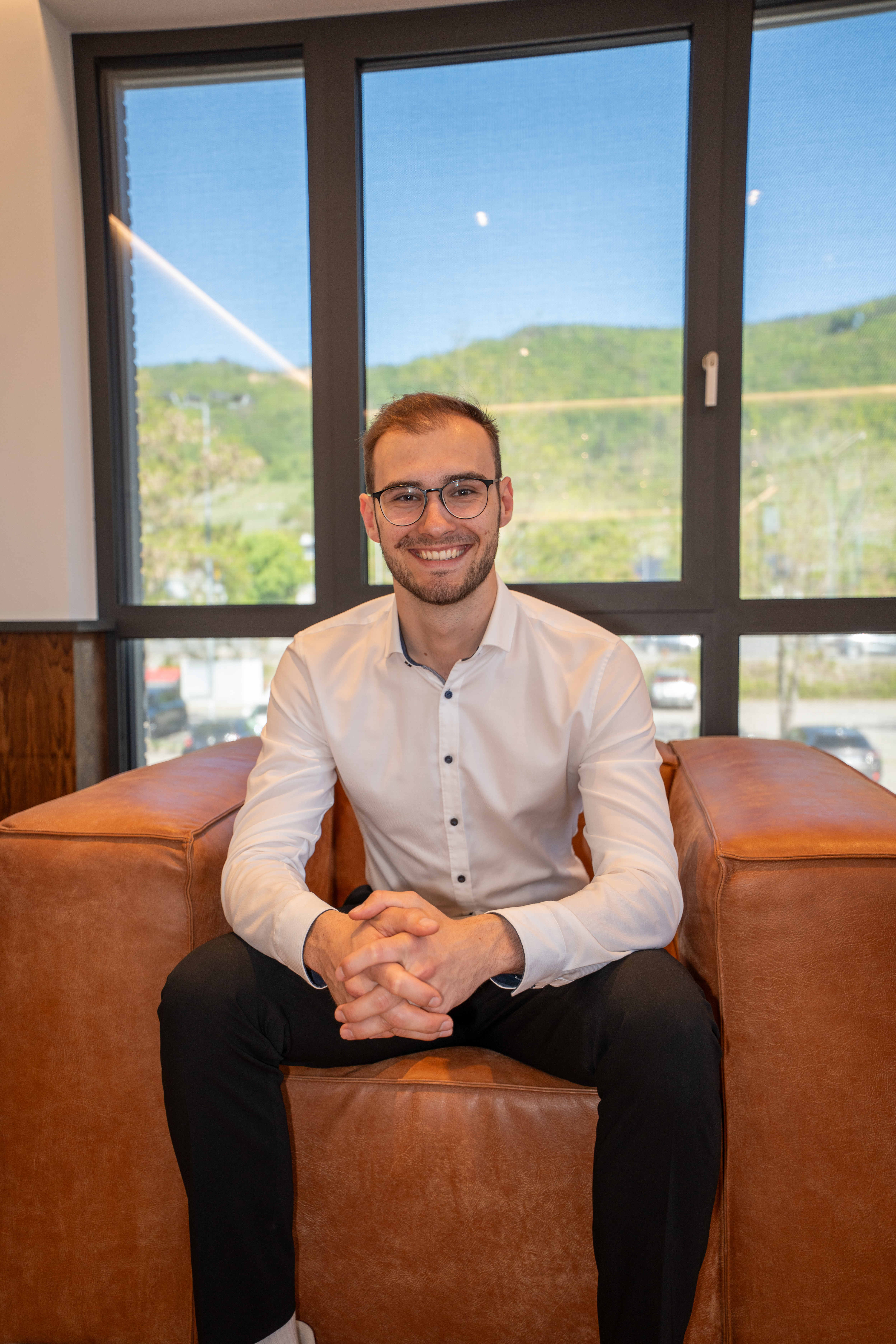 Lukas Sosnowski sitzt im Sessel