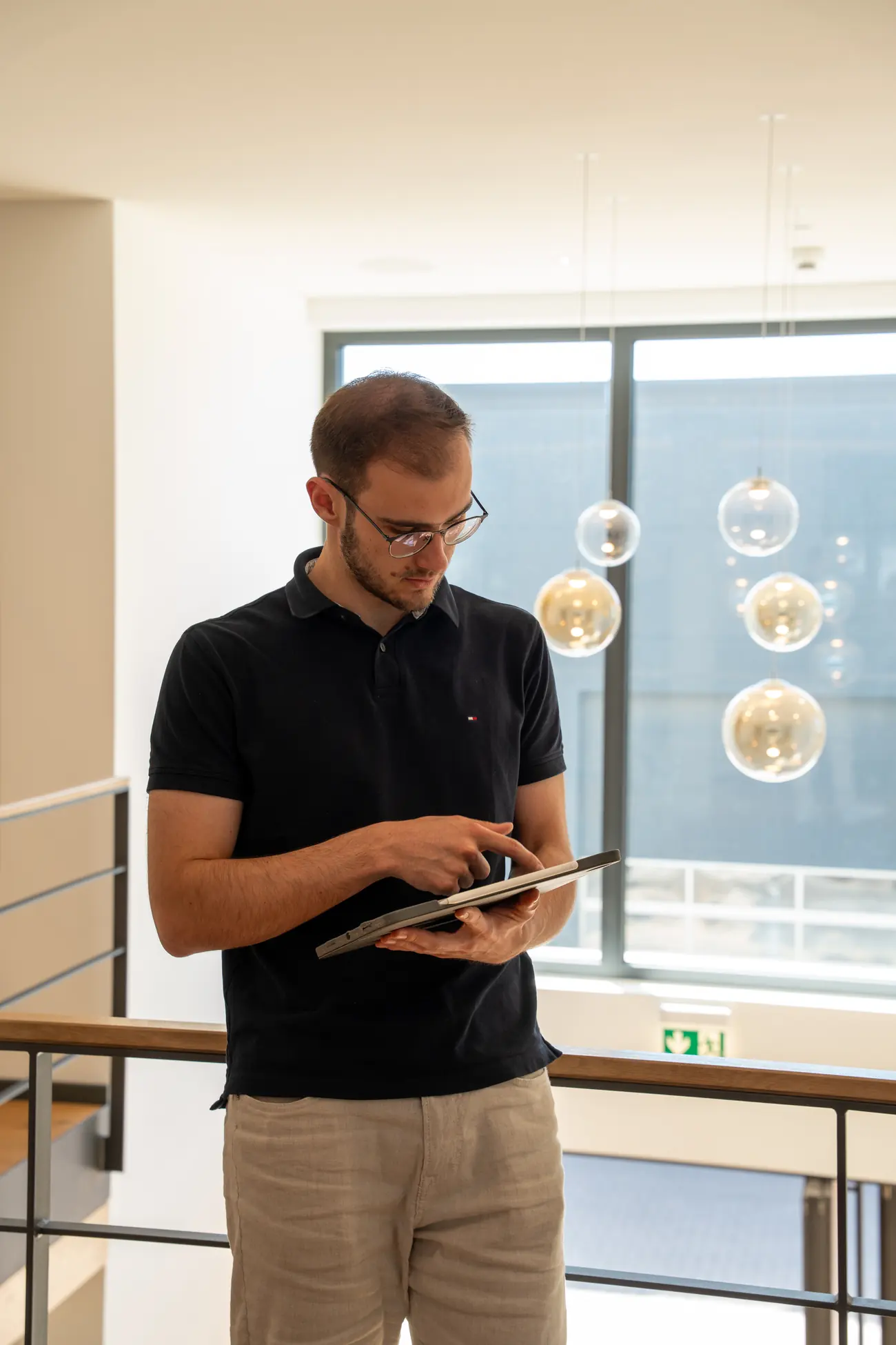 Lukas Sosnowski arbeitet mit einem Tablet
