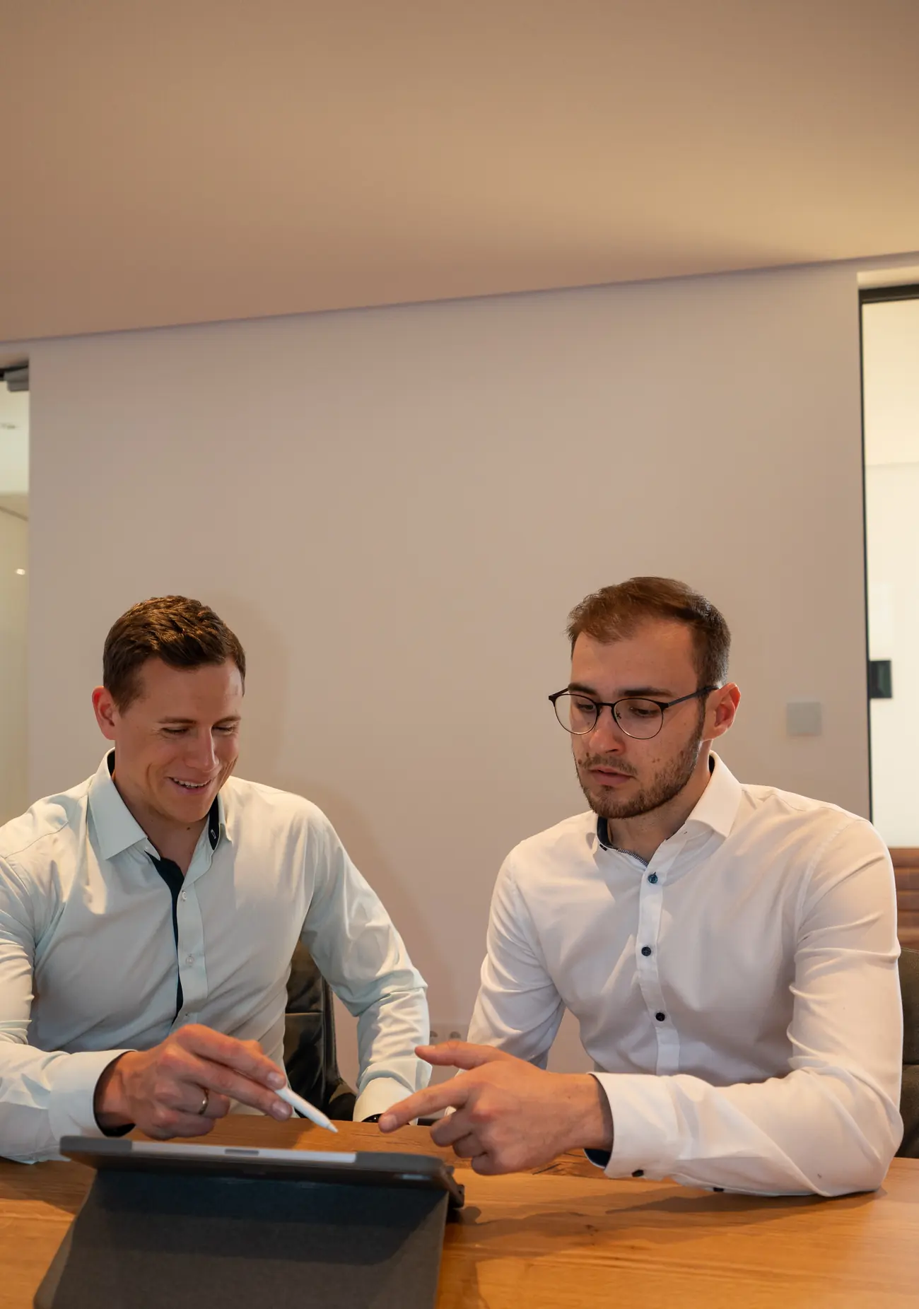 Lukas Sosnowski in einer Beratungssituation am Tisch